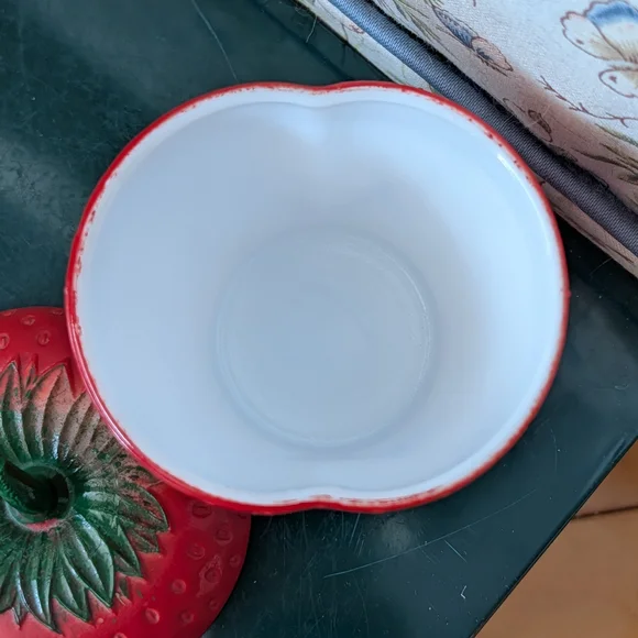 Vtg Milk Glass Strawberry Jar - Picture 5 of 13